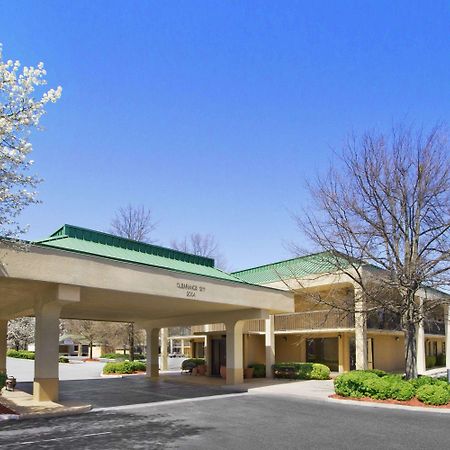 Howard Johnson By Wyndham Greensboro Near The Coliseum Экстерьер фото