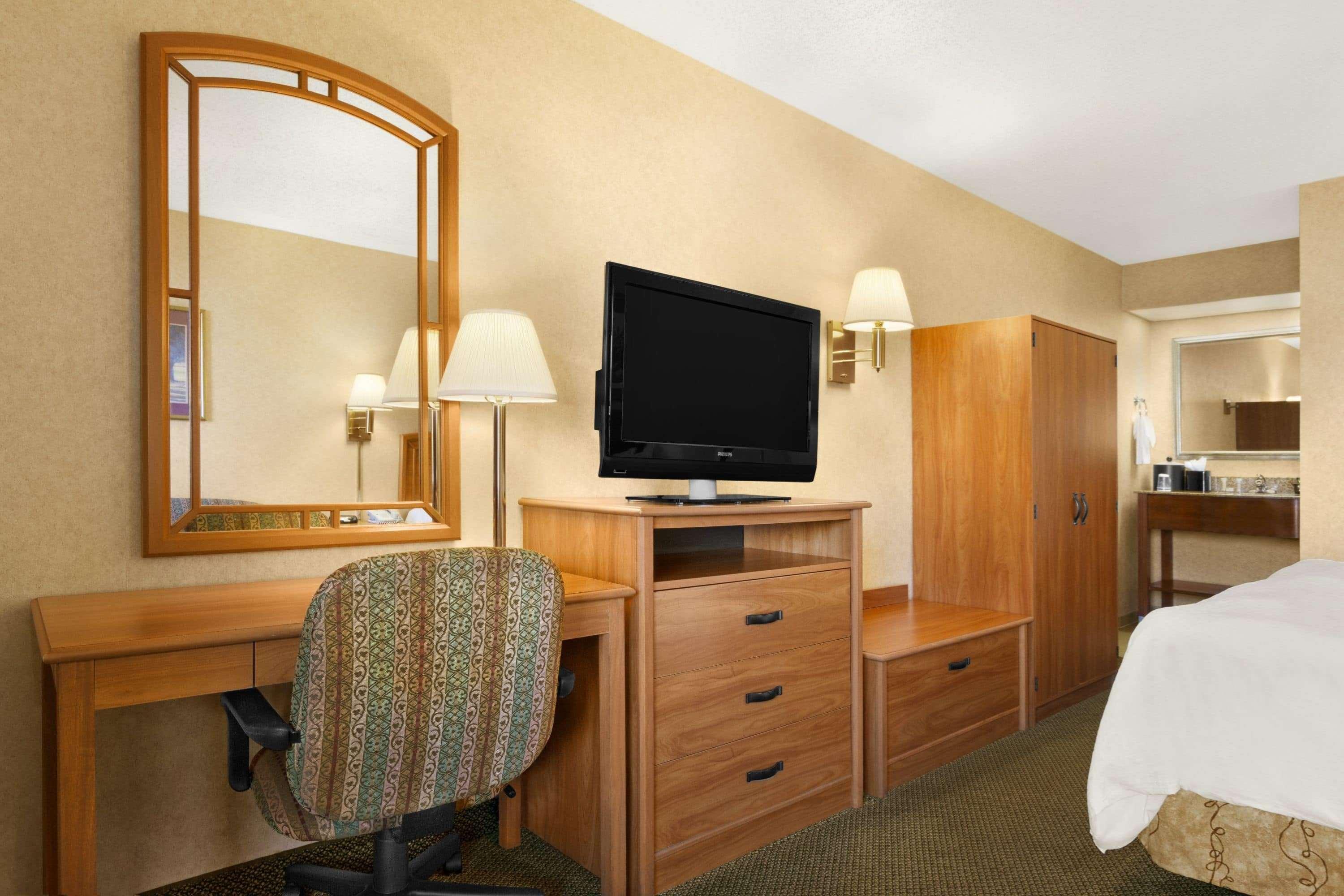Howard Johnson By Wyndham Greensboro Near The Coliseum Экстерьер фото