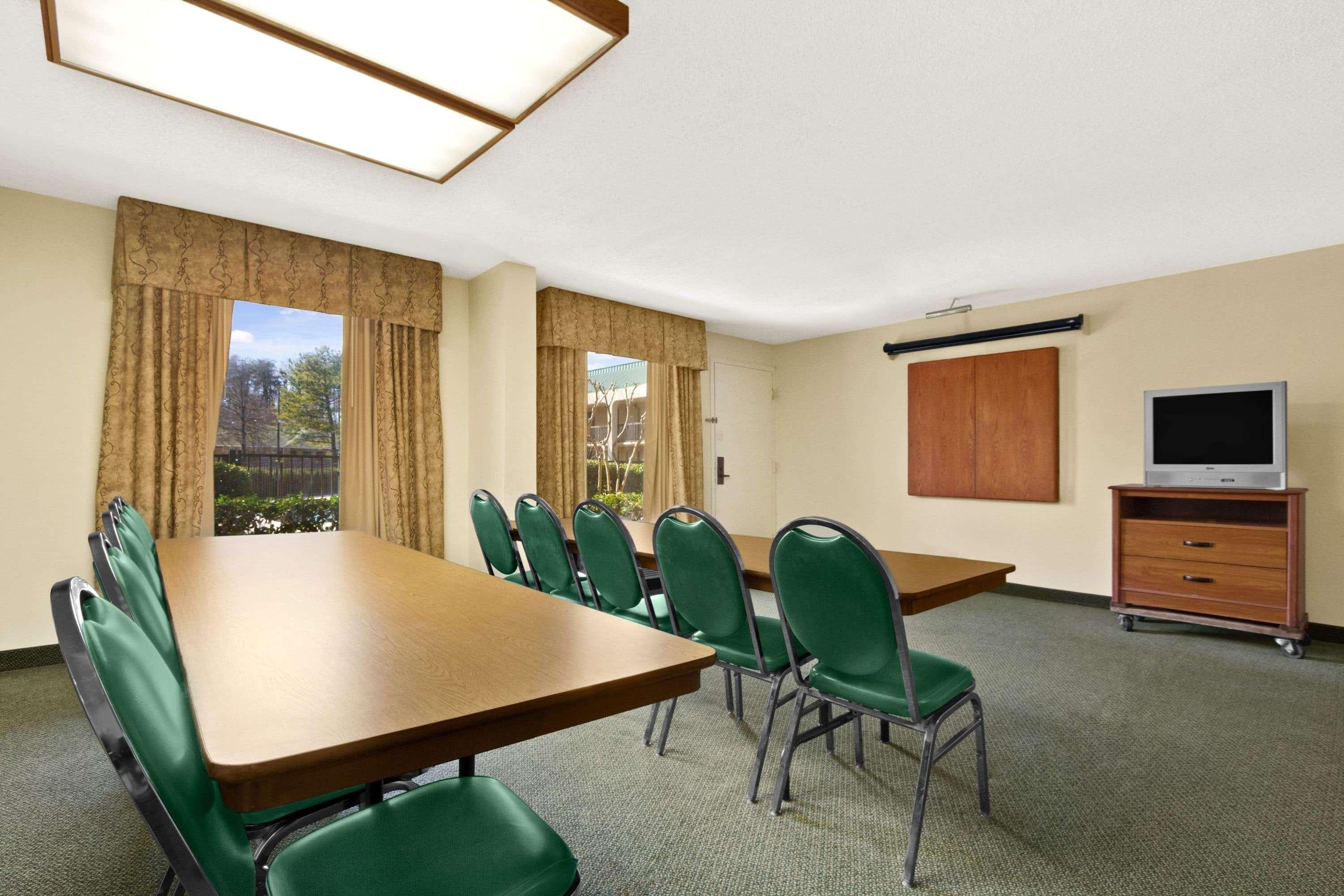 Howard Johnson By Wyndham Greensboro Near The Coliseum Экстерьер фото