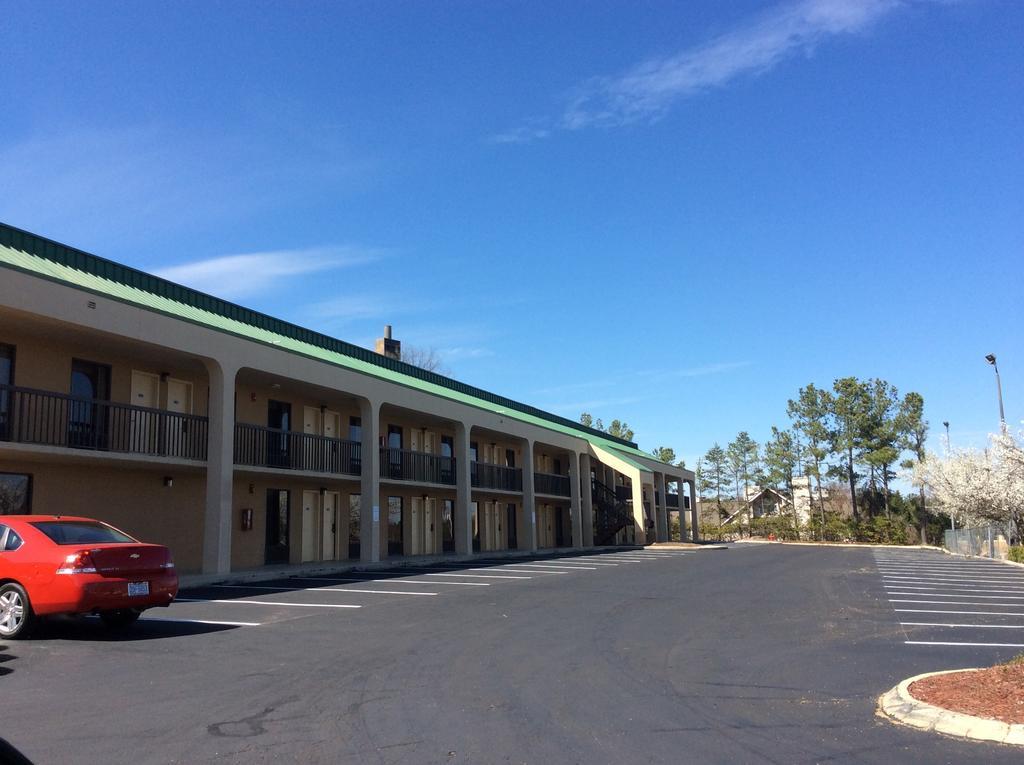 Howard Johnson By Wyndham Greensboro Near The Coliseum Экстерьер фото
