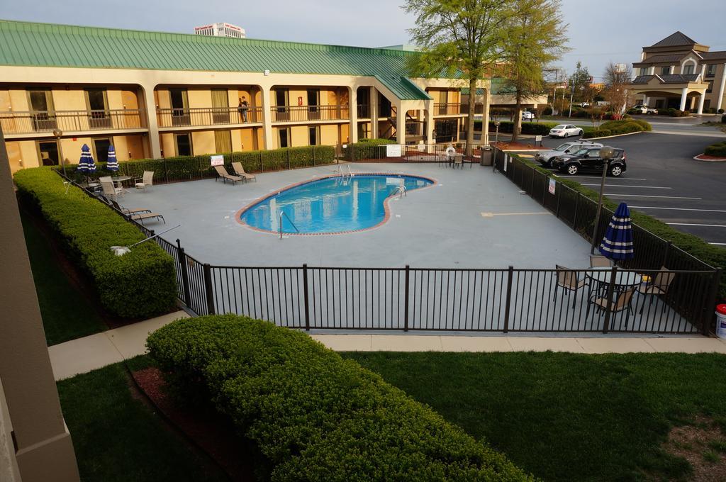Howard Johnson By Wyndham Greensboro Near The Coliseum Экстерьер фото