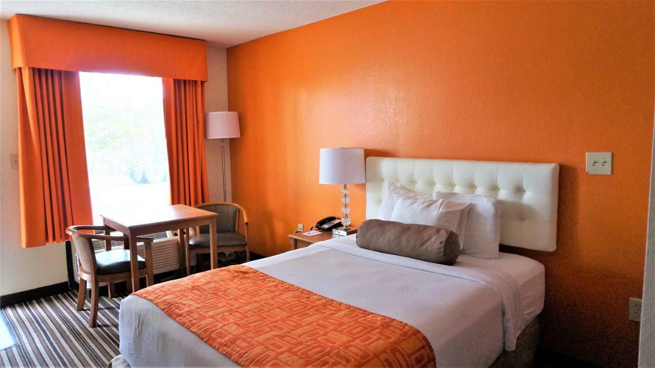 Howard Johnson By Wyndham Greensboro Near The Coliseum Экстерьер фото