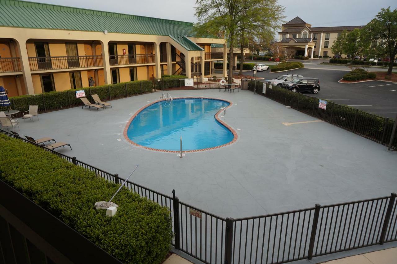 Howard Johnson By Wyndham Greensboro Near The Coliseum Экстерьер фото