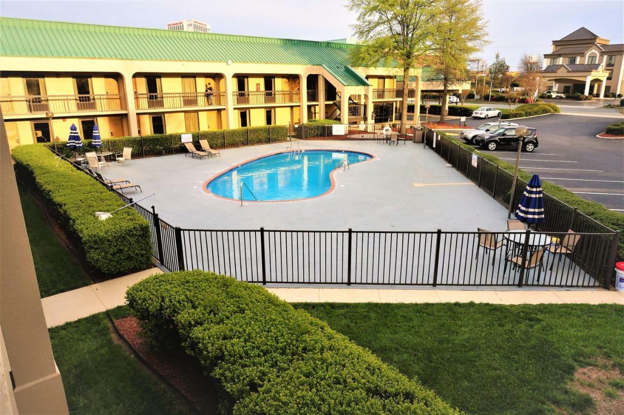 Howard Johnson By Wyndham Greensboro Near The Coliseum Экстерьер фото