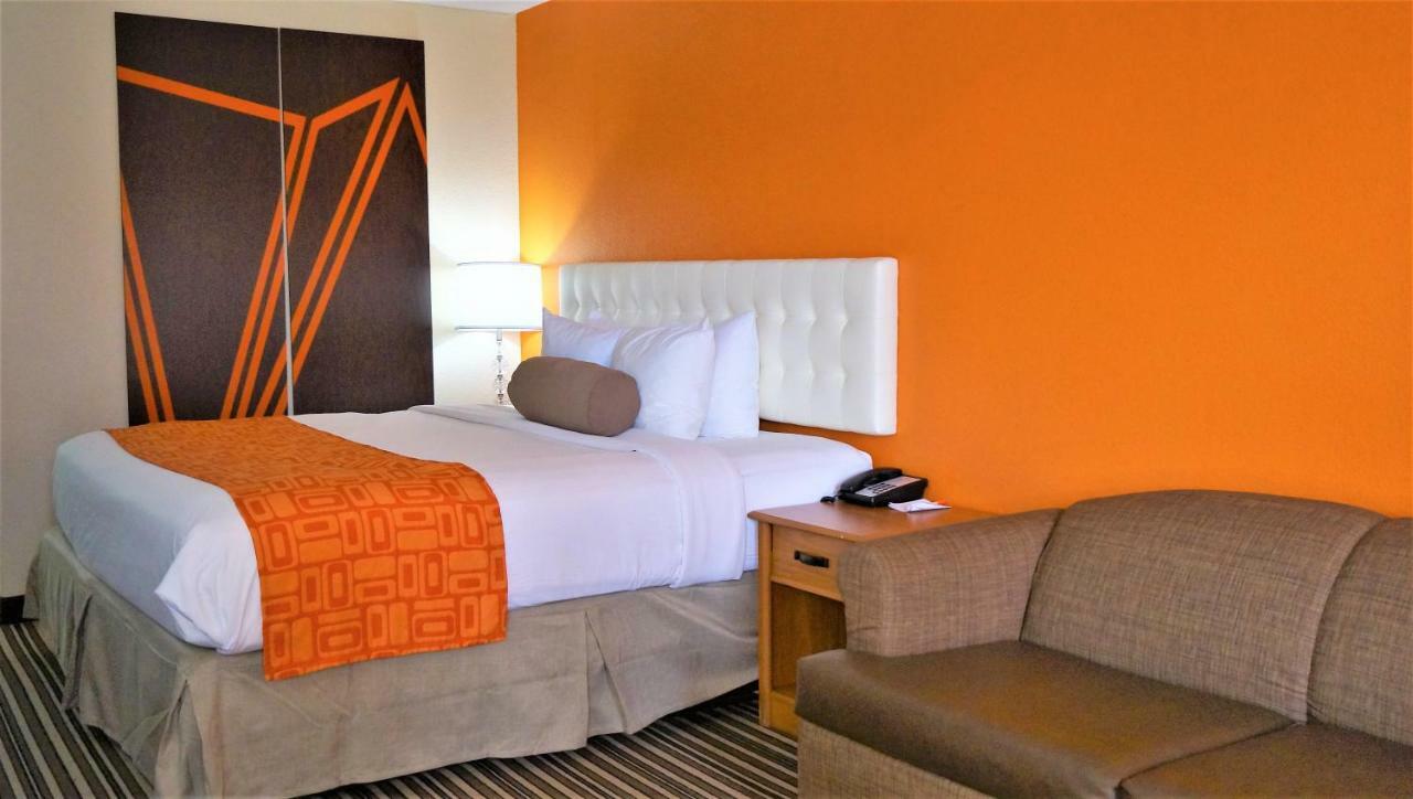 Howard Johnson By Wyndham Greensboro Near The Coliseum Экстерьер фото