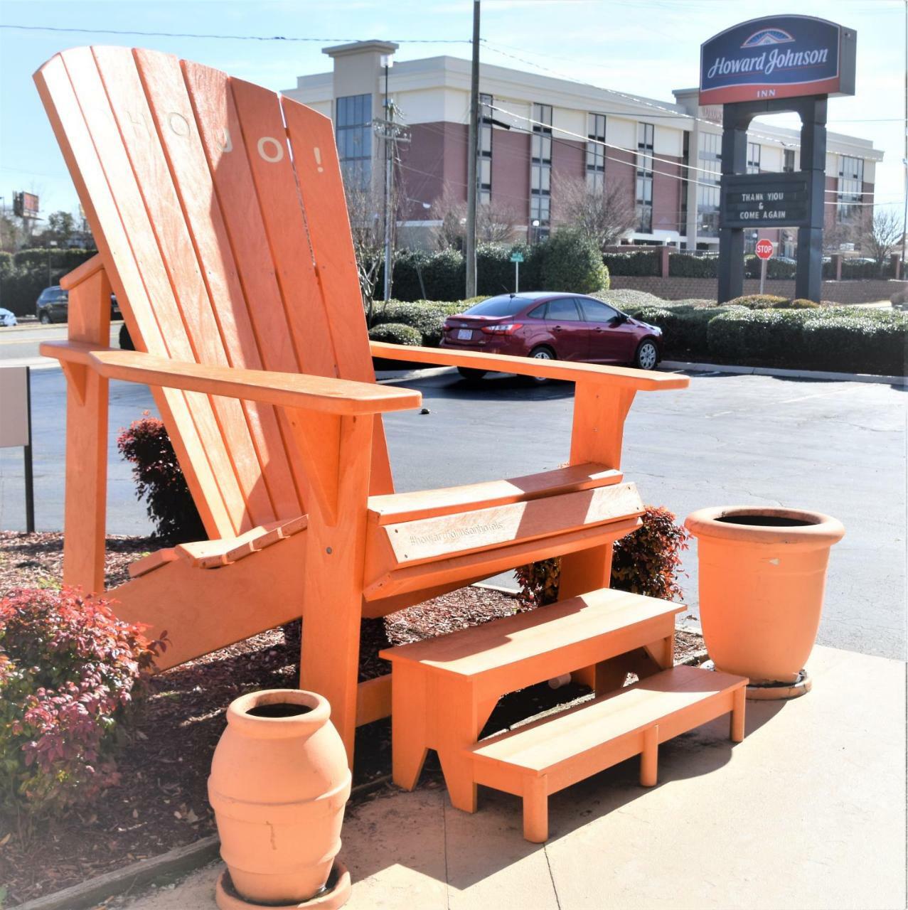 Howard Johnson By Wyndham Greensboro Near The Coliseum Экстерьер фото