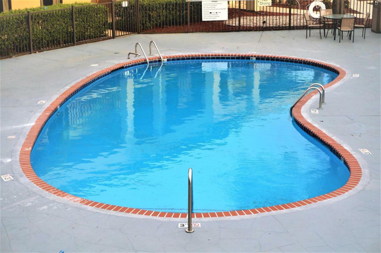 Howard Johnson By Wyndham Greensboro Near The Coliseum Экстерьер фото