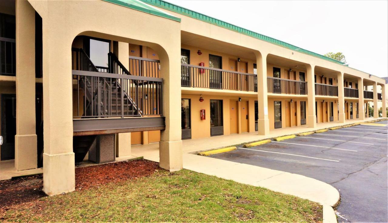 Howard Johnson By Wyndham Greensboro Near The Coliseum Экстерьер фото