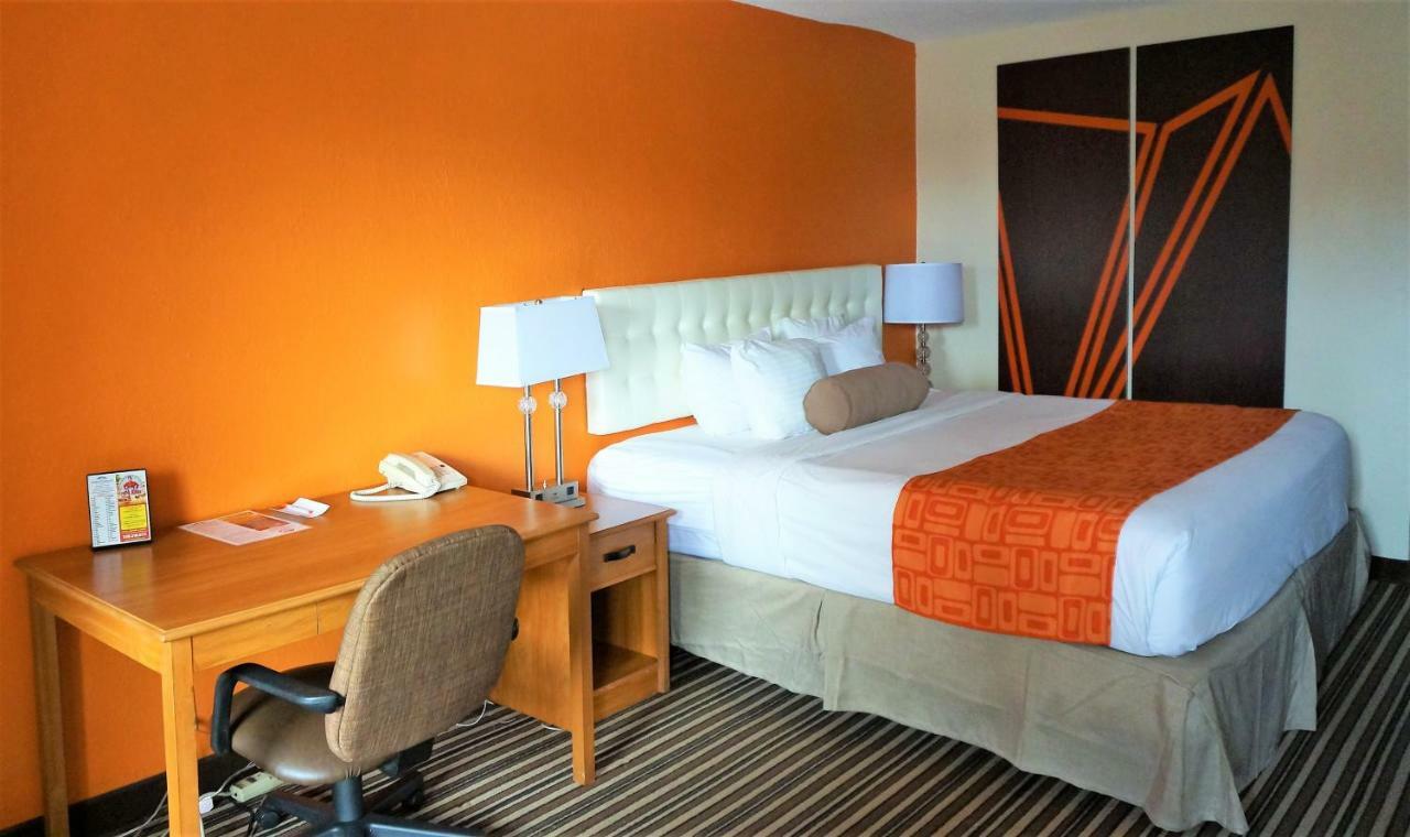Howard Johnson By Wyndham Greensboro Near The Coliseum Экстерьер фото
