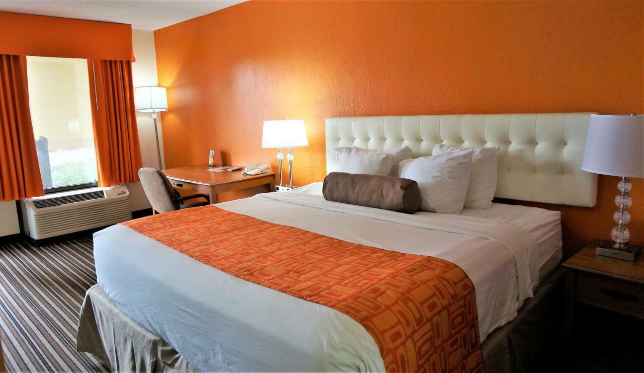 Howard Johnson By Wyndham Greensboro Near The Coliseum Экстерьер фото