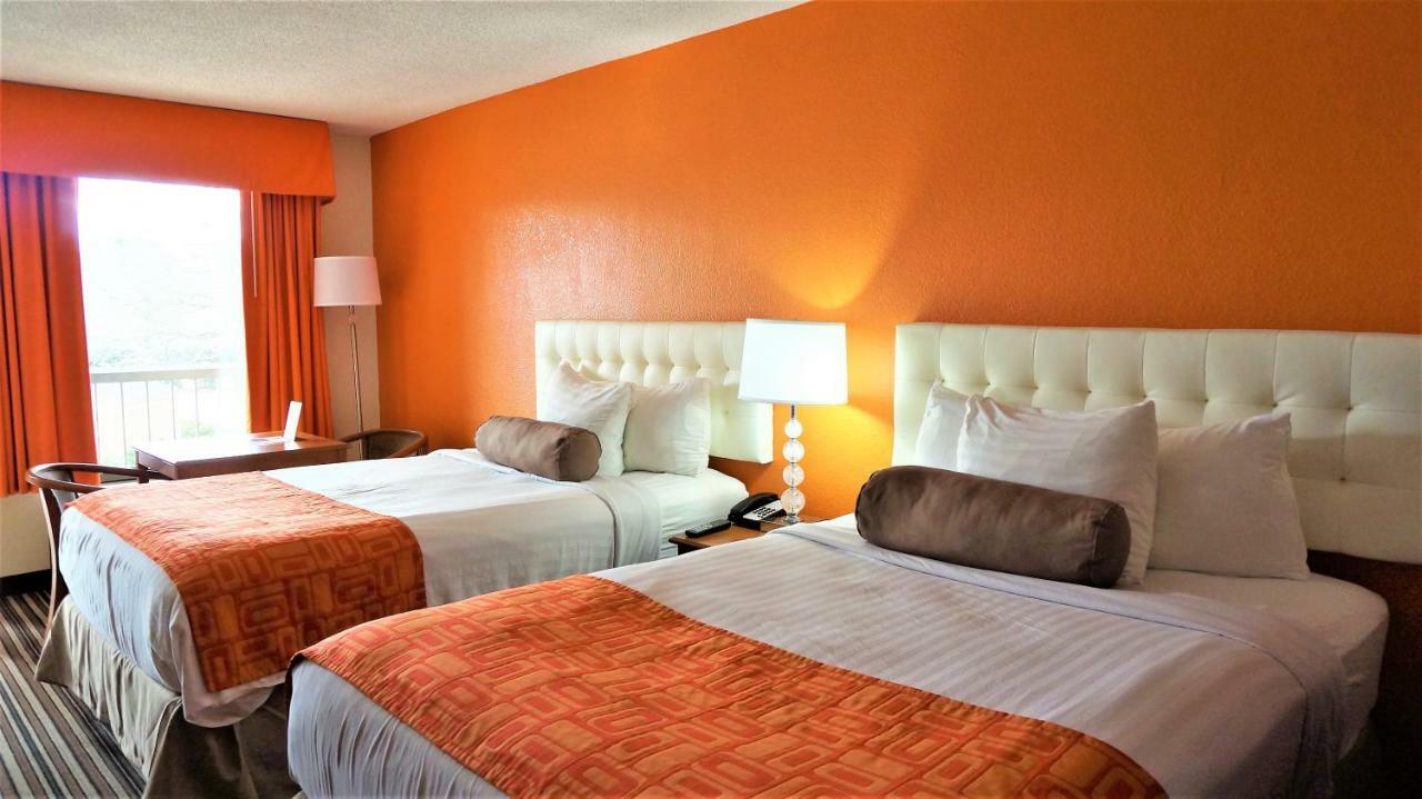 Howard Johnson By Wyndham Greensboro Near The Coliseum Экстерьер фото