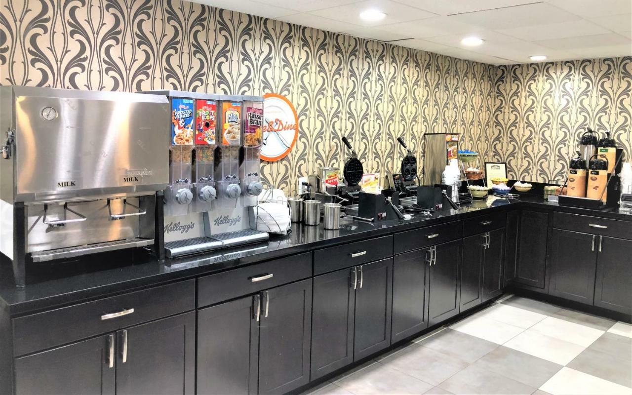 Howard Johnson By Wyndham Greensboro Near The Coliseum Экстерьер фото