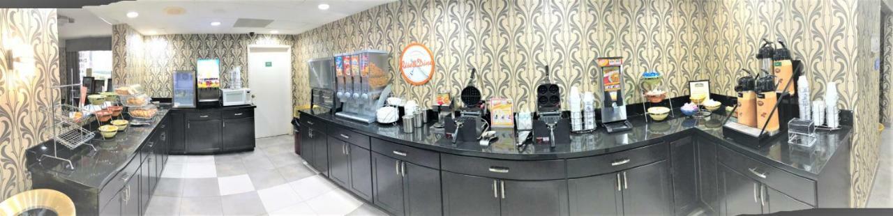 Howard Johnson By Wyndham Greensboro Near The Coliseum Экстерьер фото